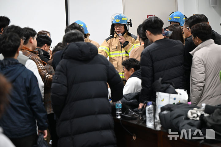 [무안=뉴시스] 박기웅 기자 = 29일 오후 전남 무안군 한국공항공사 무안공항 관리동 3층에서 활주로 이탈 사고 항공기 탑승 가족들을 상대로 소방 당국이 브리핑을 진행하고 있다. 2024.12.29. pboxer@newsis.com