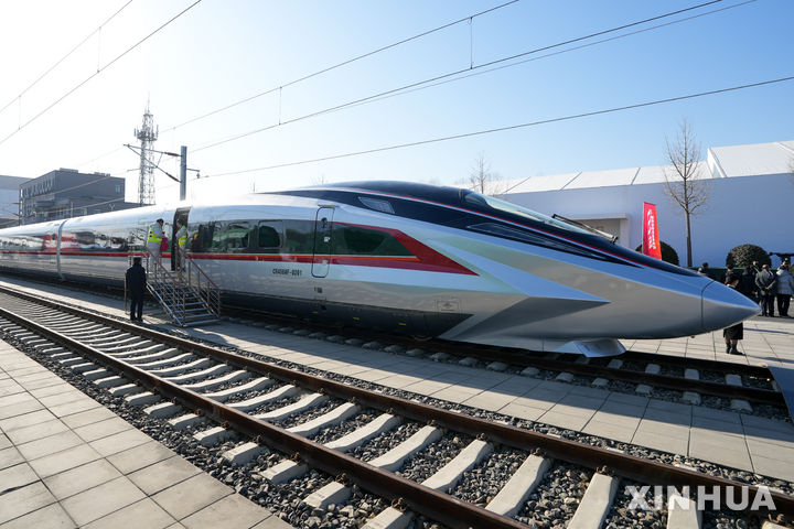 [베이징=신화/뉴시스] 29일 베이징에서 공개된 뾰족한 화살모양의 중국 차세대 고속열차 CR450. 2024.12.30. 