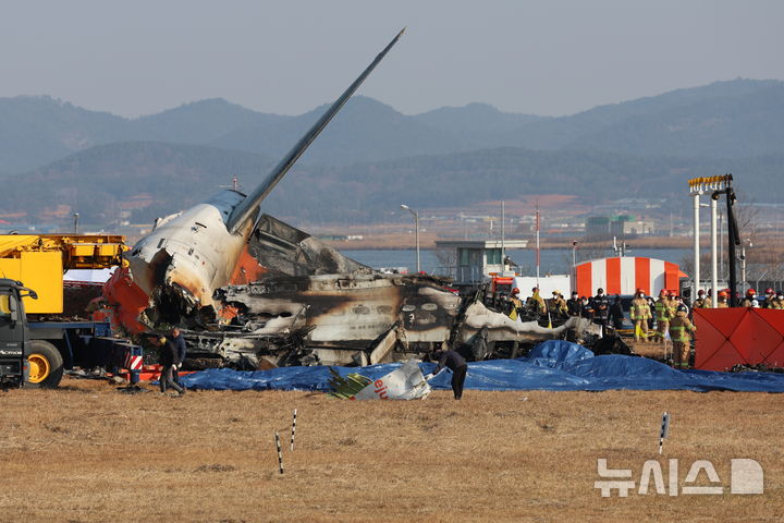 [무안=뉴시스] 이영환 기자 = 29일 오후 전남 무안공항에서 소방 당국이 착륙 도중 충돌로 추정되는 사고가 난 여객기 주변 화재 현장 수색구조 활동을 벌이고 있다. 2024.12.29. 20hwan@newsis.com