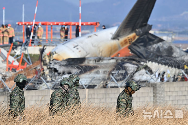 [무안=뉴시스] 이영주 기자 = 전남 무안국제공항에서 여객기 착륙 도중 충돌 사고가 난 29일 오후 무안국제공항에서 군 당국이 실종 탑승객 수색 작업을 벌이고 있다. 2024.12.29. leeyj2578@newsis.com