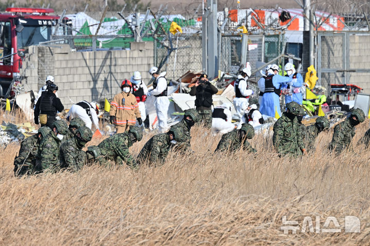 [무안=뉴시스] 이영주 기자 = 전남 무안국제공항에서 여객기 착륙 도중 충돌 사고가 난 29일 오후 무안국제공항에서 군 당국이 실종 탑승객 수색 작업을 벌이고 있다. 2024.12.29. leeyj2578@newsis.com