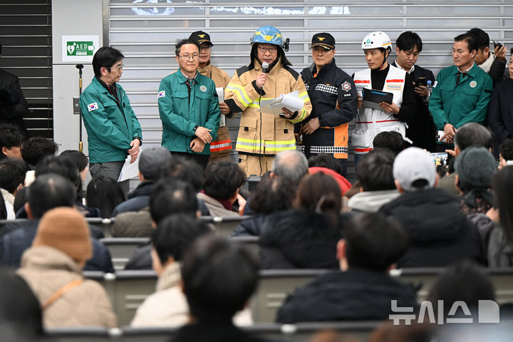 [무안=뉴시스] 박기웅 기자 = 29일 오후 전남 무안군 무안국제공항 1층 대합실에서 한국공항공사와 소방당국 관계자들이 항공기 활주로 이탈 사고와 관련해 탑승자 가족들에게 브리핑을 하고 있다. 2024.12.29. pboxer@newsis.com