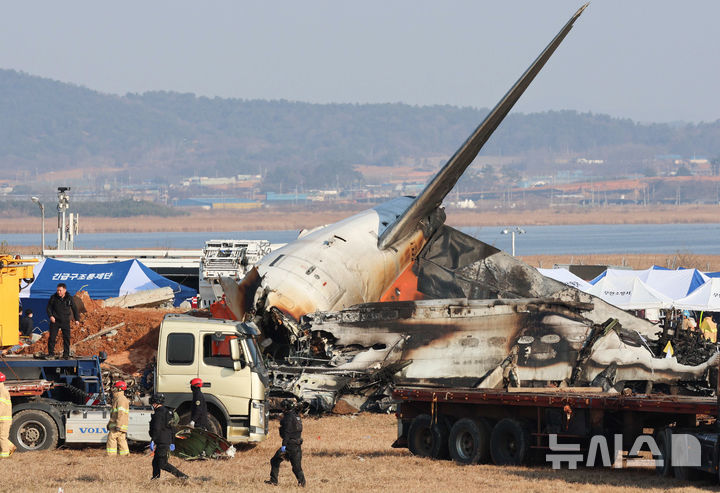 [무안=뉴시스] 이영환 기자 = 전남 무안국제공항에서 여객기 착륙 도중 충돌 사고가 난 29일 오후 무안국제공항에서 경찰 당국 관계자들이 수색 구조작업을 벌이고 있다. 2024.12.29. 20hwan@newsis.com