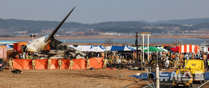 [무안=뉴시스] 이영환 기자 = 전남 무안국제공항에서 여객기 착륙 도중 충돌 사고가 난 29일 오후 무안국제공항에서 소방대원들이 실종 탑승객 수색 작업을 벌이고 있다. 2024.12.29. 20hwan@newsis.com