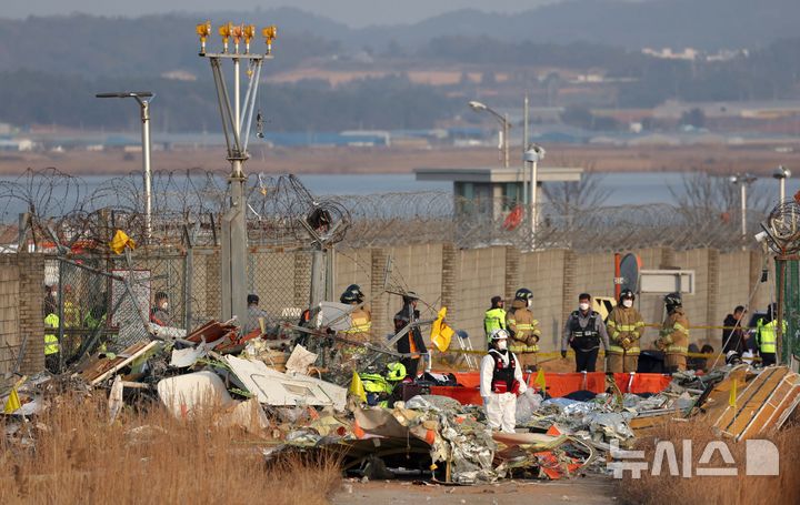 [무안=뉴시스] 김선웅 기자 = 29일 오후 전남 무안국제공항에서 발생한 태국발 제주항공 여객기 충돌 폭발 사고 현장에 기체 잔해가 널부러져 있다. 2024.12.29. mangusta@newsis.com