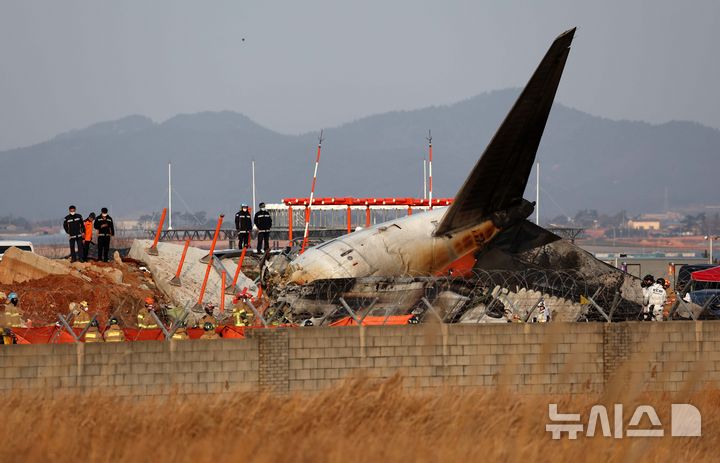 [무안=뉴시스] 김선웅 기자 = 29일 오후 전남 무안국제공항에서 발생한 태국발 제주항공 여객기 충돌 폭발 사고 현장에 기체 잔해가 두동강 나 있다. 2024.12.29. mangusta@newsis.com