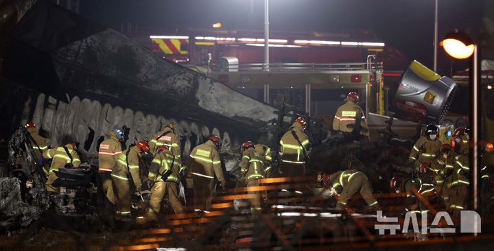 [무안=뉴시스] 김선웅 기자 = 29일 전남 무안국제공항에서 발생한 태국발 제주항공 여객기 충돌 폭발 사고 현장에서 소방대원들이 야간 수색 작업을 진행하고 있다. 2024.12.29. mangusta@newsis.com