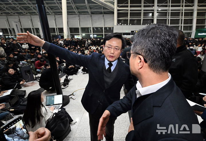 [무안=뉴시스] 박기웅 기자 = 김이배(왼쪽부터) 제주항공 대표이사가 29일 전남 무안국제공항 2층 유가족 대기실을 방문해 고개숙여 사과한 뒤 자리에서 떠나고 있다. (공동취재) 2024.12.29. pboxer@newsis.com