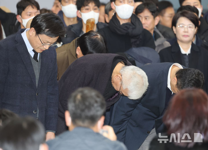 [무안=뉴시스] 박기웅 기자 = 29일 전남 무안국제공항에서 제주항공 사장등 관계자들이 여객기 추락 사고 유가족들에게 사죄하며 고개를 숙이고 있다. (공동취재) 2024.12.29. pboxer@newsis.com