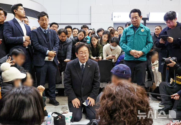 [무안=뉴시스] 박기웅 기자 = 이재명 더불어민주당 대표가 29일 오후 전남 무안국제공항에서 무릎을 꿇은 채 제주항공 여객기 폭발사고 탑승객 가족들을 위로하고 있다. (공동취재) 2024.12.29. pboxer@newsis.com