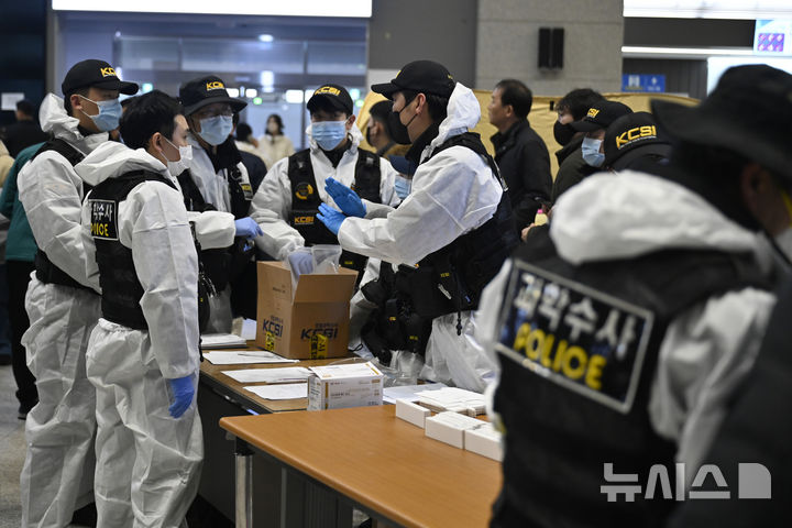 [무안=뉴시스] 박기웅 기자 = 29일 오후 전남 무안국제공항에서 전남경찰청 과학수사대가 제주항공 여객기 폭발사고 탑승객 가족들로부터 채취한 유전자를 정리하고 있다. 2024.12.29. pboxer@newsis.com