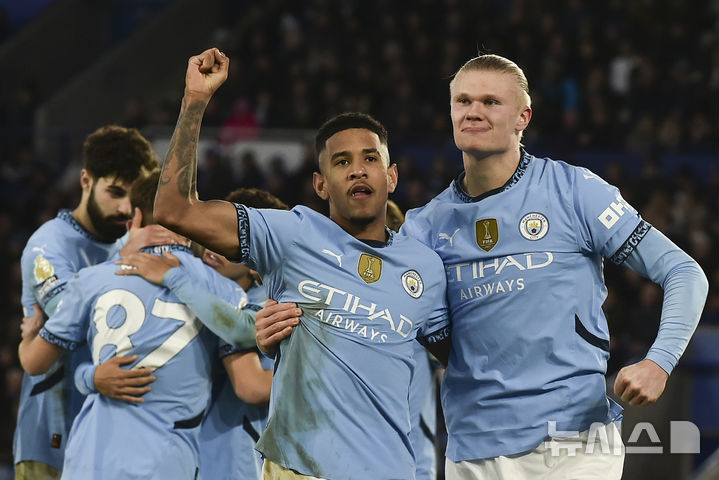 [레스터=AP/뉴시스] 잉글랜드 프로축구 프리미어리그(EPL) 맨체스터 시티의 사비뉴(가운데), 엘링 홀란. 2024. 12. 29.