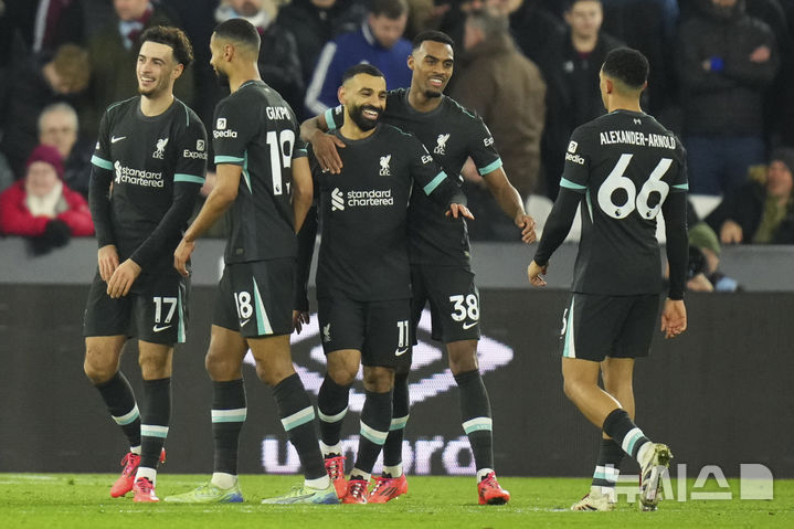 [런던=AP/뉴시스] 잉글랜드 프로축구 프리미어리그(EPL) 리버풀의 모하메드 살라(왼쪽부터 3번째). 2024. 12. 29.