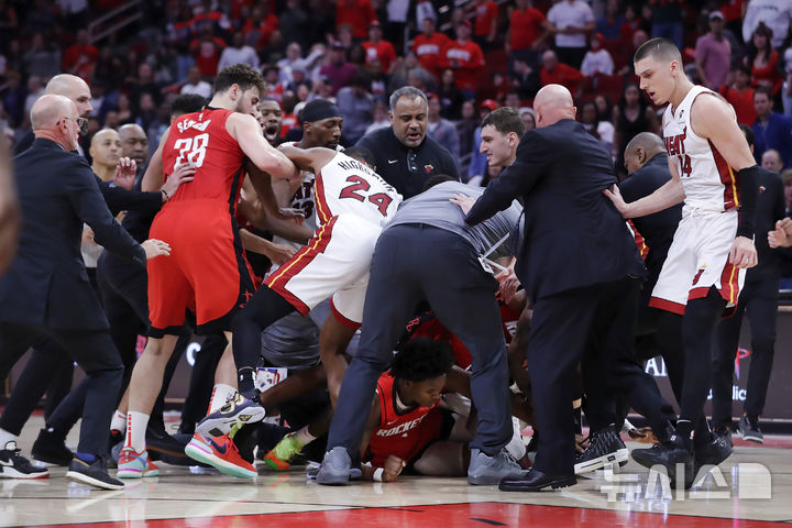 [휴스턴=AP/뉴시스] 미국프로농구(NBA) 휴스턴 로키츠와 마이애미 히트 선수단이 코트 위에서 난투극을 벌이고 있다. 2024.12.29.