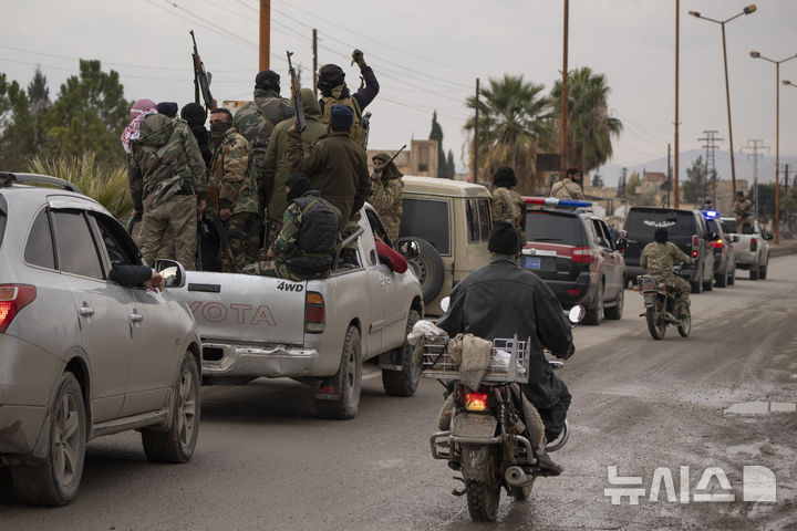 [아드라=AP/뉴시스] 지난 해 12월 30일 시리아 다마스쿠스 외곽 아드라에서 시리아 과도 정부 보안군이 바샤르 아사드 정권 당시 민병대로 활동한 사람들에 대한 체포 작전에 나서고 있다. 2025. 02.11.