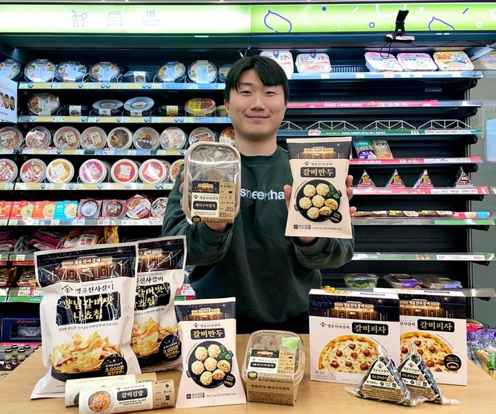 [서울=뉴시스] 편의점 CU가 국내 숯불돼지갈비 프랜차이즈 '명륜진사갈비'와 손잡고 협업 시리즈 2탄을 출시한다고 30일 밝혔다. (사진=BGF리테일 제공) *재판매 및 DB 금지