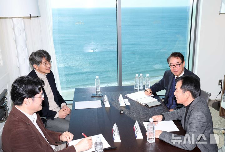 [부산=뉴시스] 권태완 기자 = 27일 오전 부산 해운대구 그랜드조선 부산호텔에서 백재현(오른쪽 상단부터 시계방향으로) 뉴시스 부산취재본부장, 이동근 RIS대학교육혁신본부 부산본부장, 이교우 RIS대학교육혁신본부 전북본부장, 김대영 RIS대학교육혁신본부 제주본부장이 RIS 추진 과정에서 어려움과 성과 등에 대해 얘기하고 있다. 2024.12.30. kwon97@newsis.com