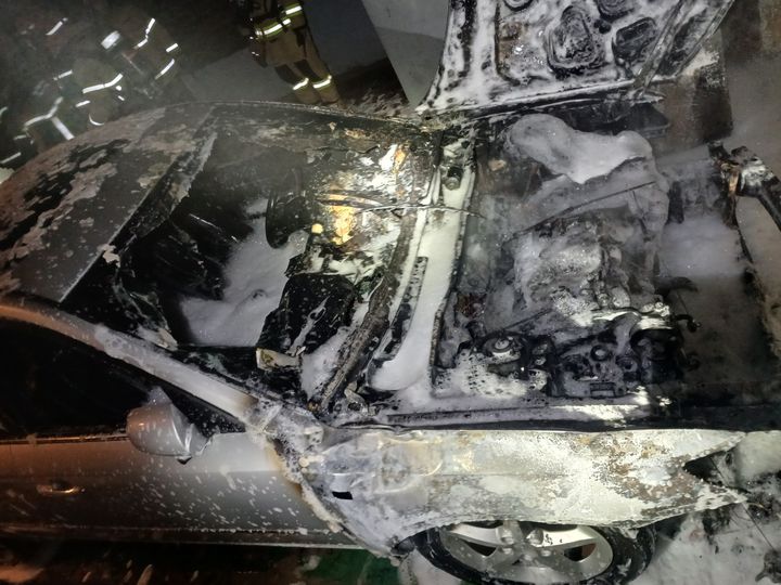 [대구=뉴시스] 30일 오전 4시27분께 대구 서구 내당동의 한 다세대주택 주차장에 주차된 NF쏘나타 차량 엔진룸에서 화재가 발생했다. (사진=대구서부소방서 제공) 2024.12.30. photo@newsis.com *재판매 및 DB 금지