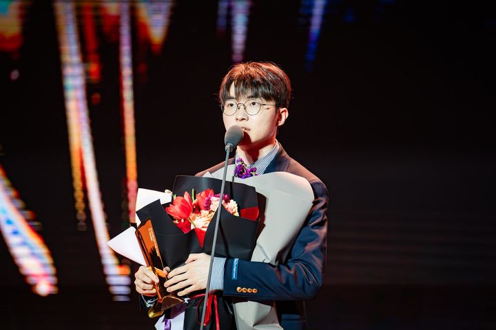 '페이커' 이상혁이&nbsp; '2024 LCK 어워드'에서 '올해의 선수'와 '올해의 미드 선수', 'OP.GG 서치 킹 상'을 수상하며 3관왕에 올랐다. (사진=LCK 제공) *재판매 및 DB 금지