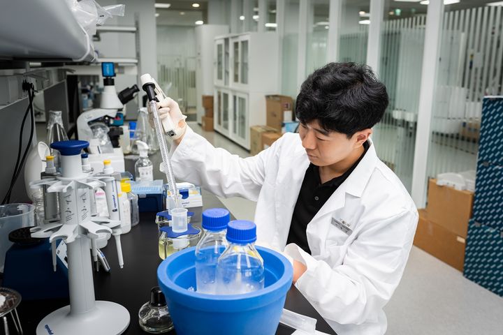 [서울=뉴시스] 큐로셀 CAR-T 치료제 연구 모습. (사진=큐로셀 제공) 2024.12.30. photo@newsis.com *재판매 및 DB 금지