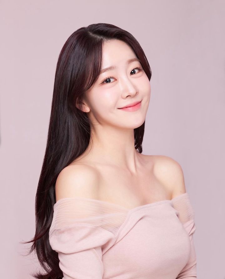 [서울=뉴시스] 그룹 '라붐' 출신 유정이 소속사 모덴베리코리아와 전속계약을 맺었다. (사진=모덴베리코리아 제공) 2024.12.30. photo@newsis.com *재판매 및 DB 금지