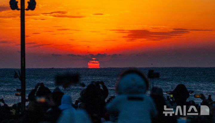 [포항=뉴시스] '호미곶한민족해맞이축전' 해맞이 모습. (사진=뉴시스DB) photo@newsis.com