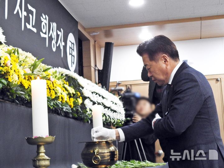 [제주=뉴시스] 오영재 기자 = 30일 오후 제주시 제주도의회 대회의실에 마련된 '제주항공 여객기 사고 희생자 합동분향소'에서 오영훈 제주지사가 분향하고 있다. 2024.12.30. oyj4343@newsis.com