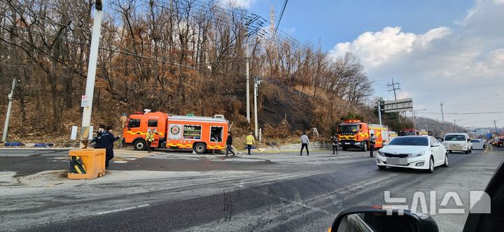 [파주=뉴시스] 파주 야산 화재. (사진=산림청 제공) 2024.12.30 photo@newsis.com