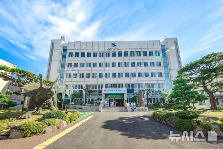 [고성(경남)=뉴시스] 신정청ㄹ 기자= 경남 고성군이 보건복지부가 주관한 '2024년 의료급여사업' 평가에서 우수기관으로 선정됐다고 30일 밝혔다. 이는 2022년도에 이은 두 번째 수상이다.사진은 고성군청 전경.(사진=뉴시스DB).2024.12.30. sin@newsis.com