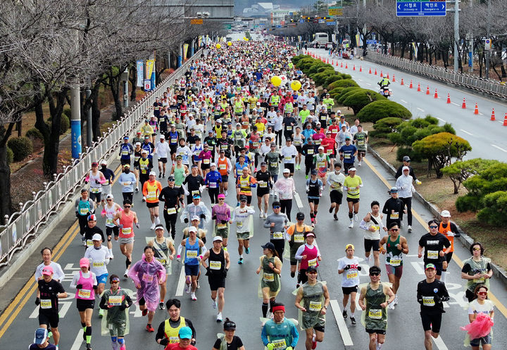 [밀양=뉴시스] 제20회 밀양아리랑마라톤 대회. (사진=밀양시 제공) 2024.12.30. photo@newsis.com *재판매 및 DB 금지