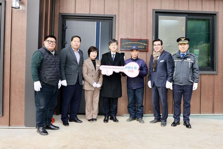 [대전=뉴시스] 김동일 보령시장(오른쪽 두번째) 등 제15호 '사랑의 집' 전달식 참석자들. (사진=보령시청 제공) 2024.12.30. photo.newsis.com *재판매 및 DB 금지