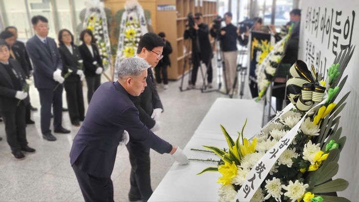 [세종=뉴시스] 송승화 기자 = 위패 없는 세종시교육청 분향소에 최교진 세종시교육감이 헌화 하고 있다. 2024.12.30.song1007@newsis.com *재판매 및 DB 금지