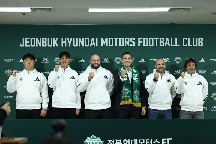 [서울=뉴시스] 프로축구 K리그1 전북현대 신임 사령탑인 거스 포옛 감독과 신임 코치진. (사진=전북현대 제공) *재판매 및 DB 금지