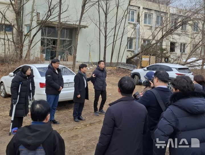 [용인=뉴시스] 기흥1중학교 신설과 관련해 용인 하갈동 현지에서 열린 주민설명회(사진=용인교육지원청 제공) 