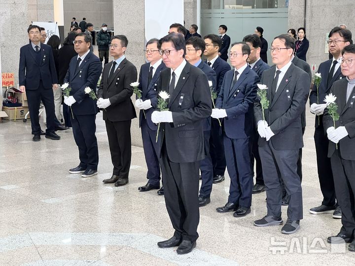 [부산=뉴시스] 원동화 기자 = 박형준(가운데 맨 앞) 부산시장을 비롯한 부산시 간부 공무원들이 30일 부산 연제구 부산시청에 마련된 제주항공 여객기 사고 희생자 합동분향소를 찾아 헌화하고 있다. 2024.12.30. dhwon@newsis.com