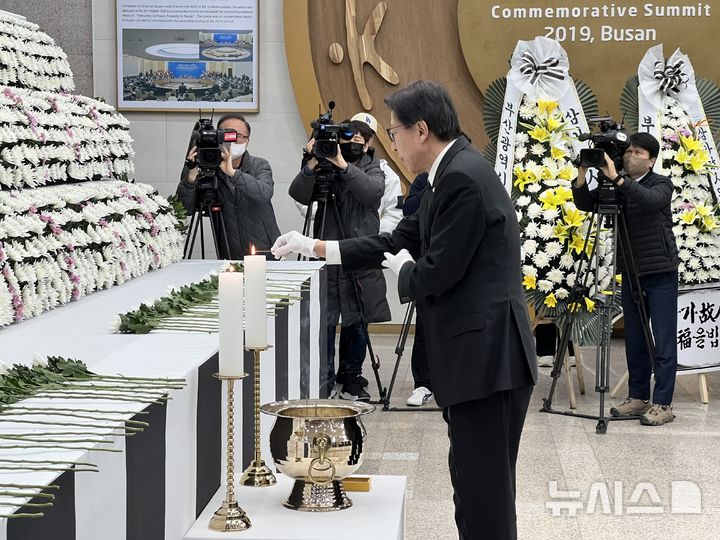 [부산=뉴시스] 원동화 기자 = 박형준 부산시장을 비롯한 부산시 간부 공무원들이 30일 부산 연제구 부산시청에 마련된 제주항공 여객기 사고 희생자 합동분향소를 찾아 분향하고 있다. 2024.12.30. dhwon@newsis.com