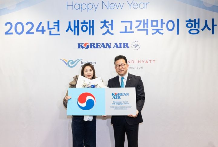 [서울=뉴시스] (우측) 송보영 아시아나항공 신임 대표이사 내정자. (사진=대한항공) 2024.12.30 photo@newsis.com *재판매 및 DB 금지