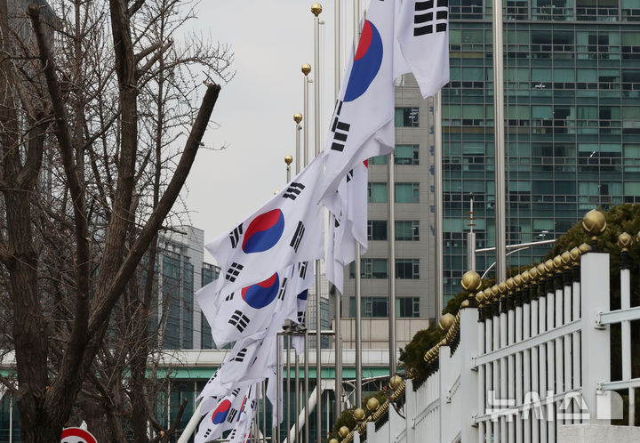 [서울=뉴시스] 김명원 기자 = 전남 무안국제공항에서 발생한 제주항공 대참사와 관련해 정부가 내년 1월 4일까지 7일을 국가애도기간으로 정한 가운데 30일 오전 서울 종로구 정부서울청사에 조기가 게양되어 있다. 정부는 애도기간동안 전 부처, 지자체, 공공기관들은 조기를 게양하고 공직자는 애도 리본을 패용하고 17개 시·도에 합동분향소를 설치한다. 2024.12.30. kmx1105@newsis.com