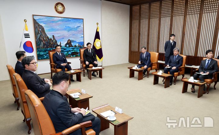 [서울=뉴시스] 국회사진기자단 = 우원식 국회의장(오른쪽)과 최상목 대통령 권한대행 부총리 겸 기획재정부 장관이 30일 국회에서 만나 대화하고 있다.2024.12.30. photo@newsis.com