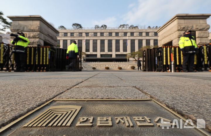 [서울=뉴시스] 황준선 기자 = 30일 서울 종로구 헌법재판소 모습. 헌법재판소는 이날 오후 재판관 회의를 개최해 윤석열 대통령 탄핵심판 외에도 한덕수 국무총리 탄핵심판의 절차와 방식 등을 검토할 것으로 보인다. 2024.12.30. hwang@newsis.com