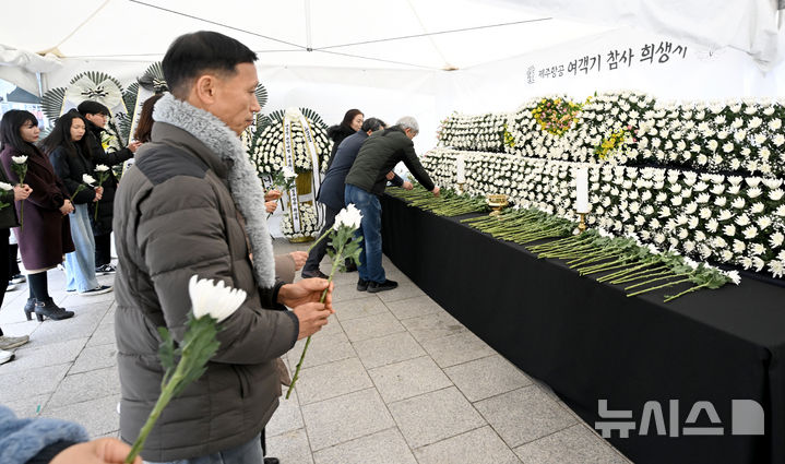 [광주=뉴시스] 김혜인 기자 = 제주항공 여객기 충돌 참사 발생 이튿날인 30일 오전 광주 동구 5·18민주광장 희생자 분향소에 추모 발길이 이어지고 있다. 2024.12.30. hyein0342@newsis.com