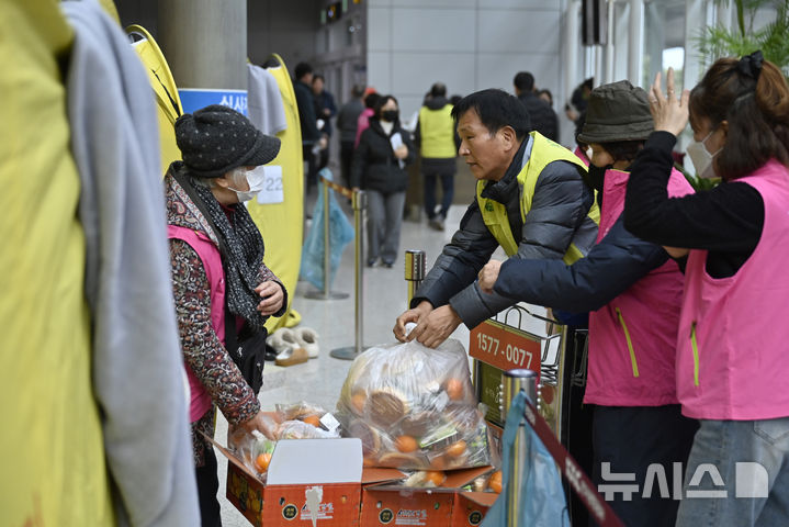 [무안=뉴시스] 박기웅 기자 = 제주항공 여객기 참사 사고 이튿날인 30일 오전 전남 무안군 무안국제공항 1층 대합실에서 삼육지역사회봉사회 호남지역본부 봉사자들이 탑승자 가족에게 나눠줄 간식을 카트에 싣고 이동하고 있다. 2024.12.30. pboxer@newsis.com