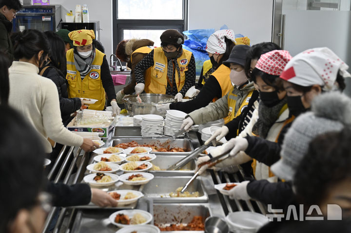 [무안=뉴시스] 박기웅 기자 = 제주항공 여객기 참사 사고 이튿날인 30일 오전 전남 무안군 무안국제공항 관리동 2층에서 대한적십자 광주전남지사 자원봉사자들이 배식 봉사를 하고 있다. 2024.12.30. pboxer@newsis.com