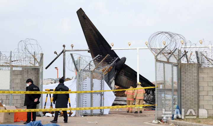 [무안=뉴시스] 김선웅 기자 = 30일 전남 무안국제공항 제주항공 여객기 충돌 폭발 사고 현장에서 수색 작업이 진행되고 있다. 2024.12.30. mangusta@newsis.com