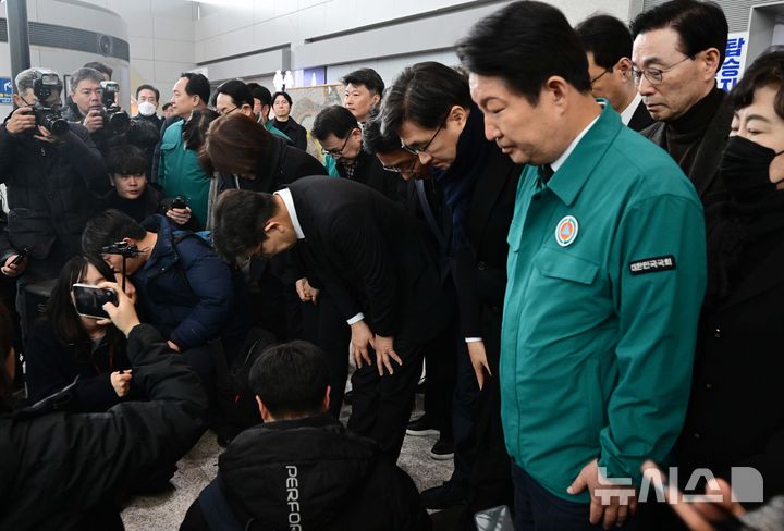 [무안=뉴시스] 이영환 기자 = 권성동 국민의힘 대표 권한대행 겸 원내대표가 30일 오전 전남 무안국제공항을 찾아 제주항공 여객기 사고 탑승객 유가족에게 고개숙여 인사하고 있다.(공동취재) 2024.12.30. photo@newsis.com