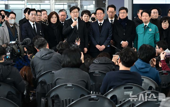 [무안=뉴시스] 이영환 기자 = 권성동 국민의힘 당대표 권한대행 겸 원내대표가 30일 오전 무안국제공항에서 제주항공 여객기 사고 탑승객 유가족들을 위로하고 있다.(공동취재)(2024.12.30. photo@newsis.com