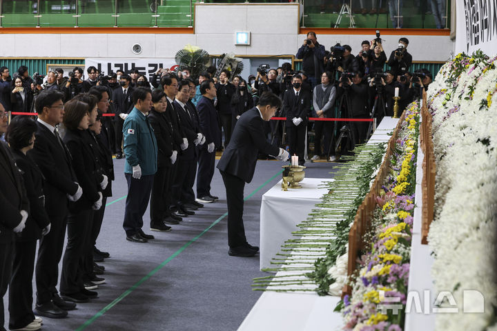 [무안=뉴시스] 김선웅 기자 = 권성동 국민의힘 당대표 권한대행 겸 원내대표를 비롯한 지도부가 30일 전남 무안군 무안종합스포츠파크에 마련된 제주항공 여객기 사고 희생자 합동분향소에서 조문을 하고 있다. (공동취재) 2024.12.30. mangusta@newsis.com