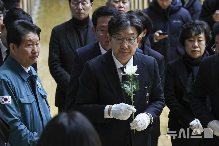 [무안=뉴시스] 김선웅 기자 = 권성동 국민의힘 당대표 권한대행 겸 원내대표를 비롯한 지도부가 30일 전남 무안군 무안종합스포츠파크에 마련된 제주항공 여객기 사고 희생자 합동분향소에서 조문을 하고 있다. (공동취재) 2024.12.30. mangusta@newsis.com