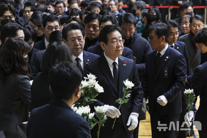 [무안=뉴시스] 김선웅 기자 = 이재명 더불어민주당 대표를 비롯한 지도부가 30일 전남 무안군 무안종합스포츠파크에 마련된 제주항공 여객기 사고 희생자 합동분향소에서 조문을 하고 있다. (공동취재) 2024.12.30. mangusta@newsis.com