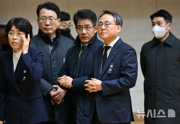 [무안=뉴시스] 이영주 기자 = 고기동 행정안전부 장관 직무대행(오른쪽 두번째)이 지난해 12월30일 전남 무안군 무안종합스포츠파크에 마련된 제주항공 여객기 사고 희생자 합동분향소를 둘러보고 있다. (공동취재) 2024.12.30. photo@newsis.com